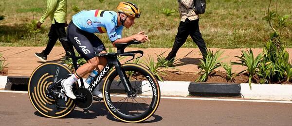 Remco Evenepoel testuje časovkársky špeciál na cestách v Kigali