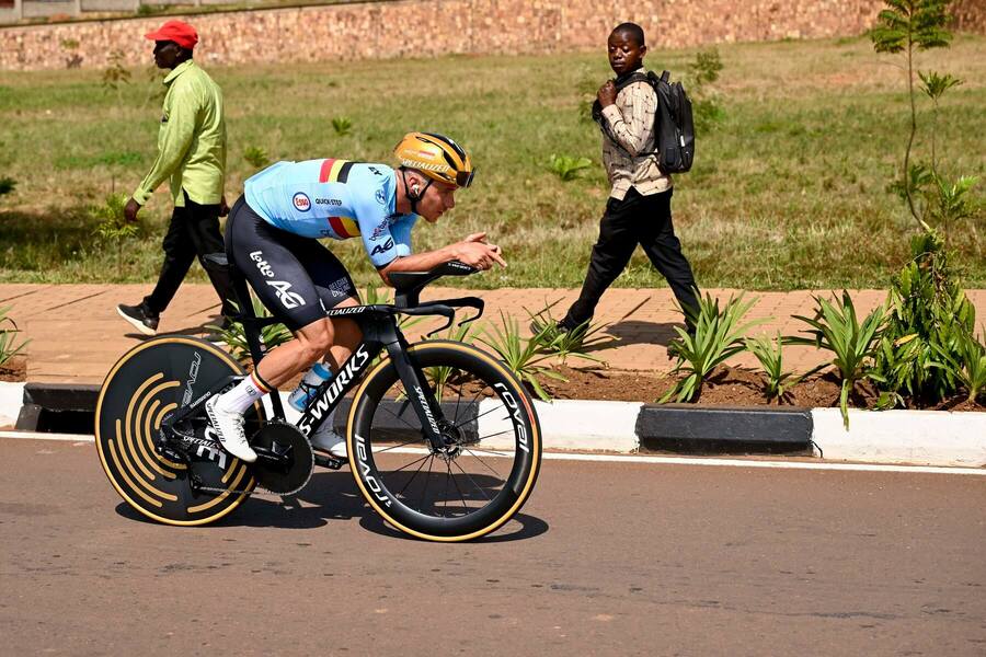 Remco Evenepoel testuje časovkársky špeciál na cestách v Kigali