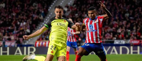 Martin Valjent (v žltom) bojuje o loptu s Reinildom Mandavom z Atlética