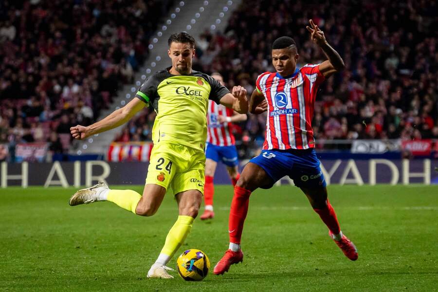 Martin Valjent (v žltom) bojuje o loptu s Reinildom Mandavom z Atlética