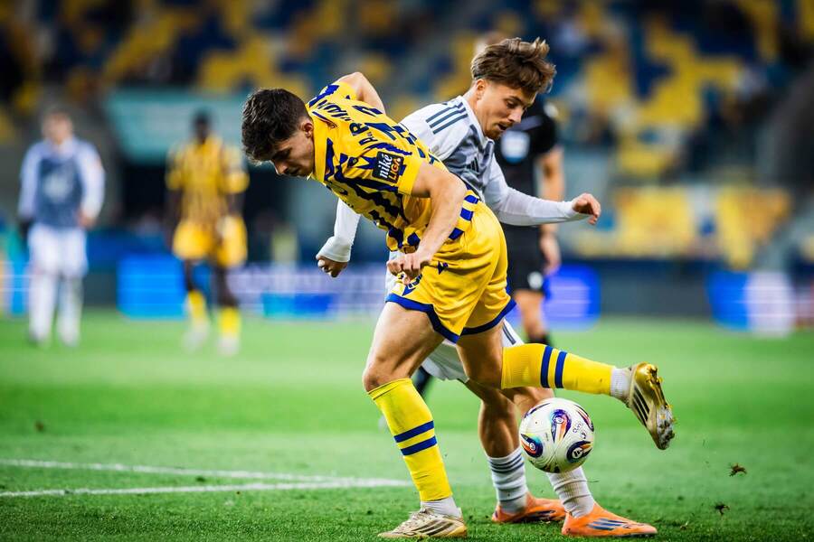 Ammar Ramadan (DAC, v žltom) v súboji s hráčom Košíc