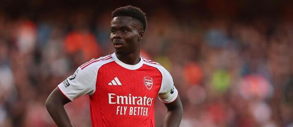 Bukayo Saka (Arsenal) sa vracia po zranení.