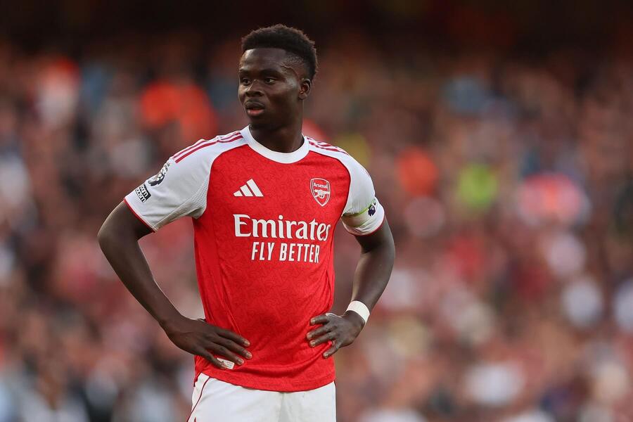 Bukayo Saka (Arsenal) sa vracia po zranení.