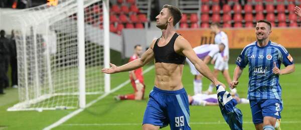 Andraž Šporar oslavuje gól do siete Komárna