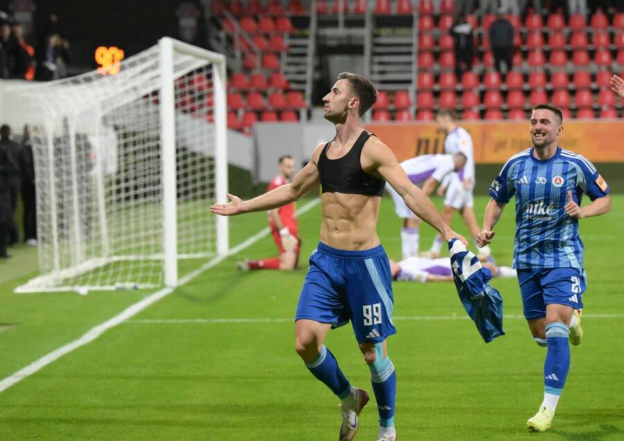 Andraž Šporar oslavuje gól do siete Komárna