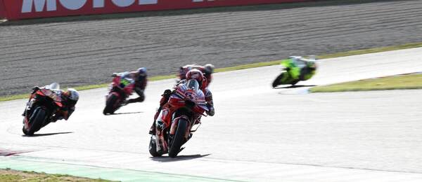 Francesco Bagnaia (Ducati) vedie šprint v Japonsku.