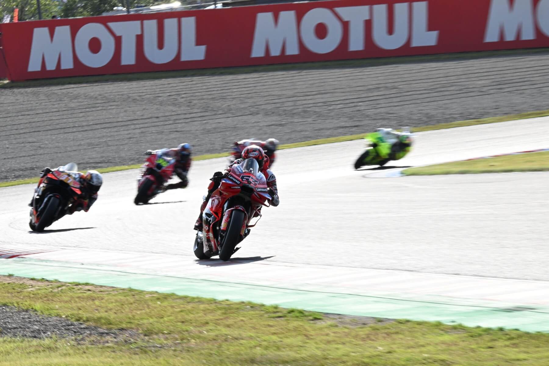 Francesco Bagnaia (Ducati) vedie šprint v Japonsku.