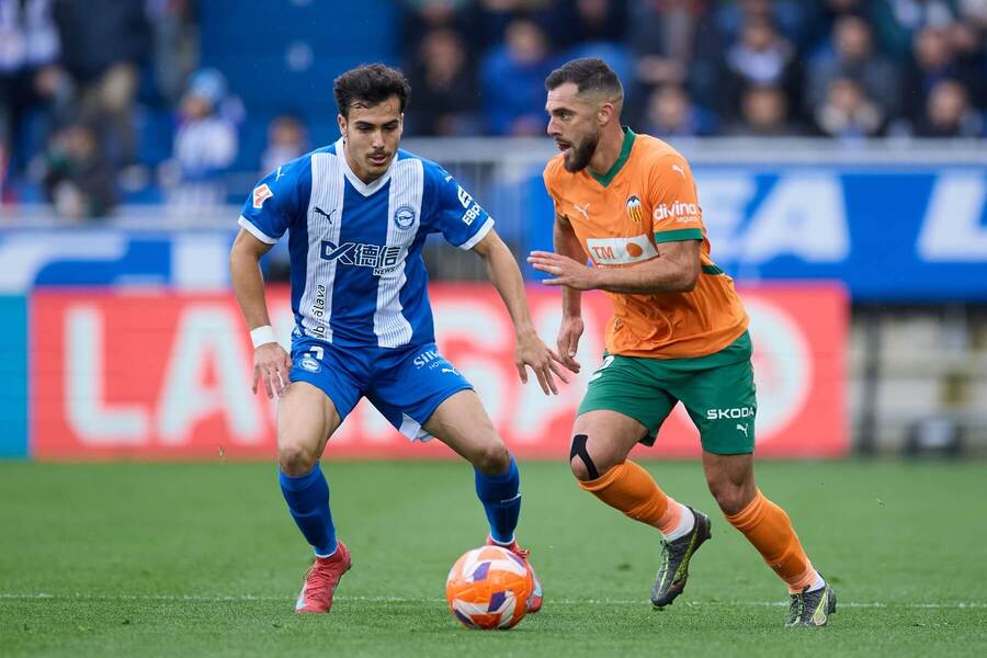 Alaves (modro-biely) vs. Valencia (oranžový)
