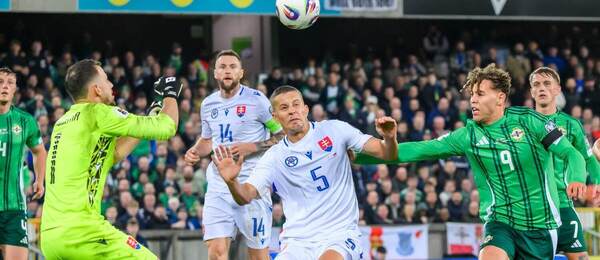 Martin Dúbravka boxuje pred Dionom Charlesom, v strede Ľubomír Šatka, za ním Milan Škriniar