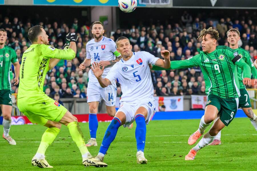 Martin Dúbravka boxuje pred Dionom Charlesom, v strede Ľubomír Šatka, za ním Milan Škriniar