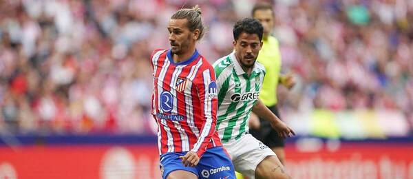 Antoine Griezmann z Atlética s loptou uniká Pablovi Fornalsovi (Betis Sevilla)