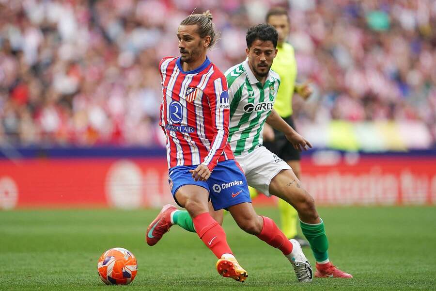 Antoine Griezmann z Atlética s loptou uniká Pablovi Fornalsovi (Betis Sevilla) Antoine Griezmann z Atlética s loptou uniká Pablovi Fornalsovi (Betis Sevilla)