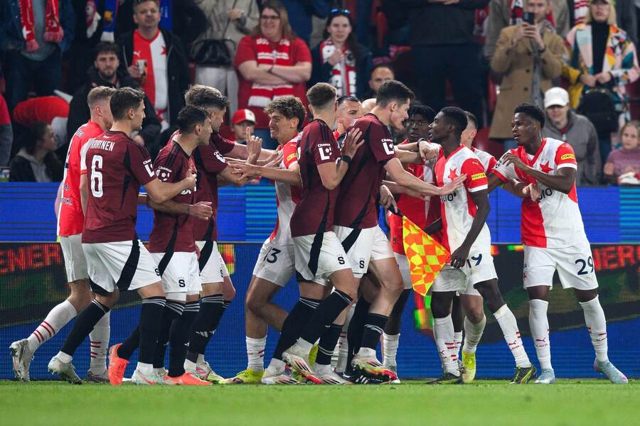 Potýčka hráčov Sparty a Slavie.