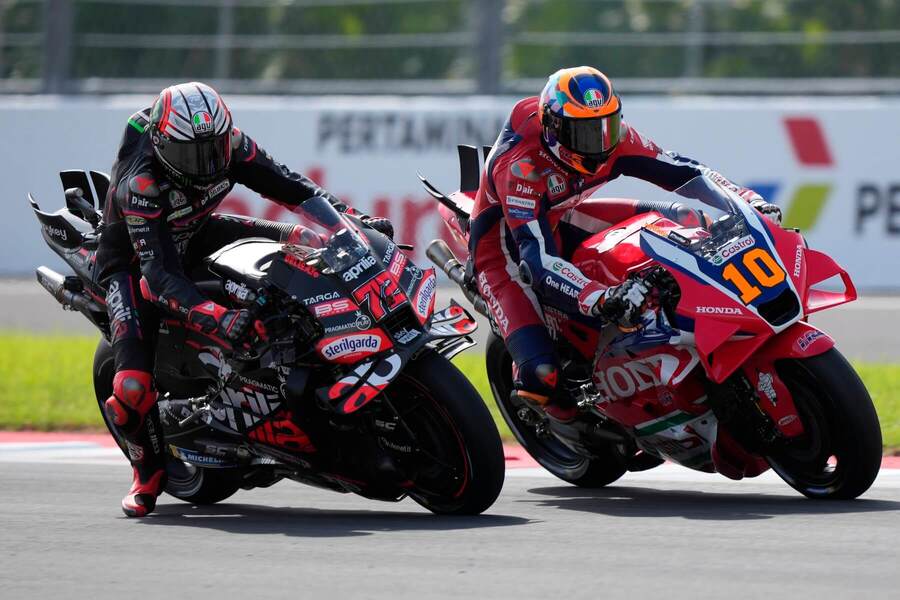 Marco Bezzecchi (Aprilia) a Luca Marini (Honda)