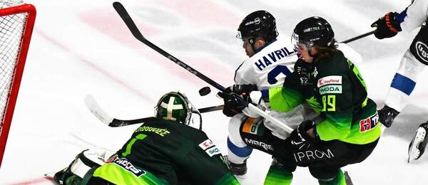 Košický útočník Matúš Havrila (v strede) dobiedza pred brankárom Žiliny Connorom LaCouvee počas posledného vzájomného zápasu HC Košice vs. Vlci Žilina v extraligovej sezóne 2024/2025