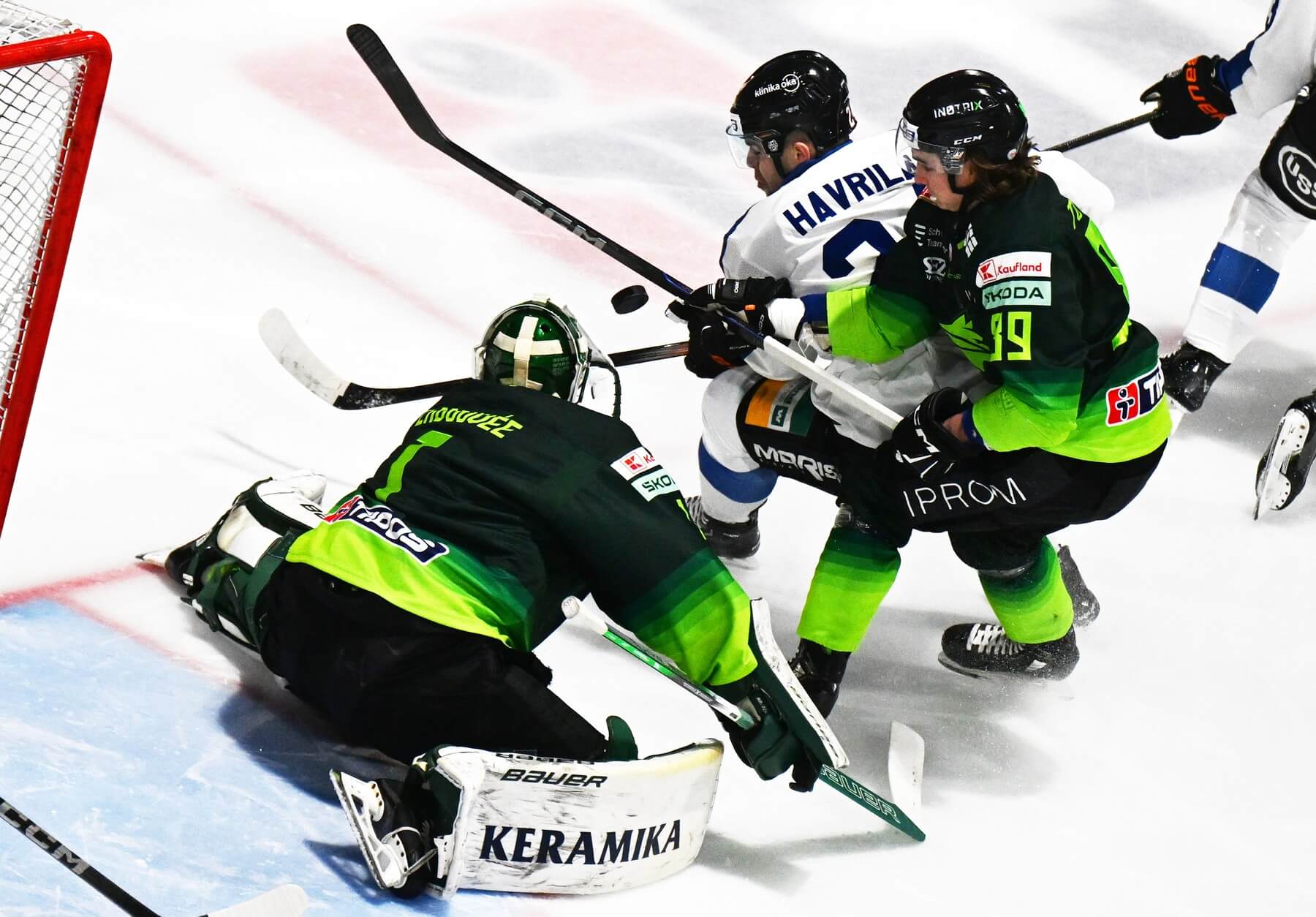 Košický útočník Matúš Havrila (v strede) dobiedza pred brankárom Žiliny Connorom LaCouvee počas posledného vzájomného zápasu HC Košice vs. Vlci Žilina v extraligovej sezóne 2024/2025
