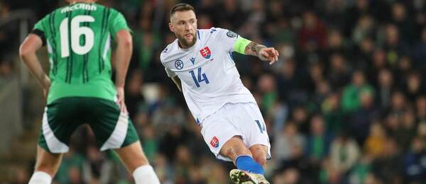 Kapitán Slovenska Milan Škriniar v zápase proti Severnému Írsku.