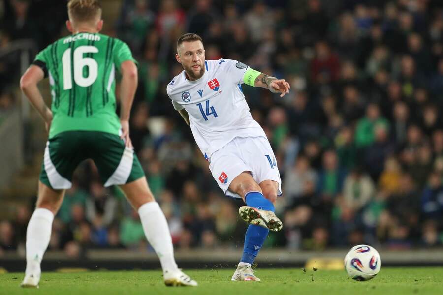 Kapitán Slovenska Milan Škriniar v zápase proti Severnému Írsku.