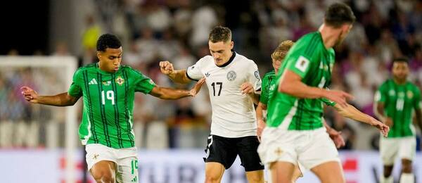 Nemecká hviezda Florian Wirtz (v strede) v súboji o loptu so severoírskou presilou hráčov počas septembrového zápasu Nemecko vs. Severné Írsko v kvalifikácii MS vo futbale 2026