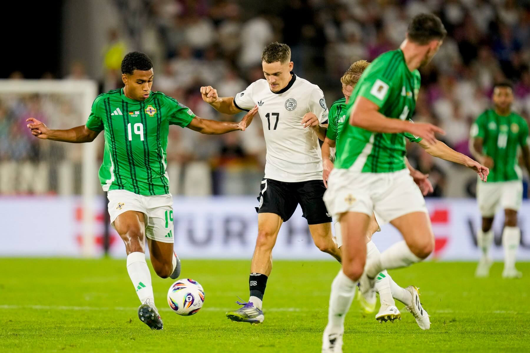Nemecká hviezda Florian Wirtz (v strede) v súboji o loptu so severoírskou presilou hráčov počas septembrového zápasu Nemecko vs. Severné Írsko v kvalifikácii MS vo futbale 2026