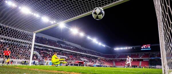 Adrian Zeljkovic premieňa penaltu proti Dominikovi Takáčovi