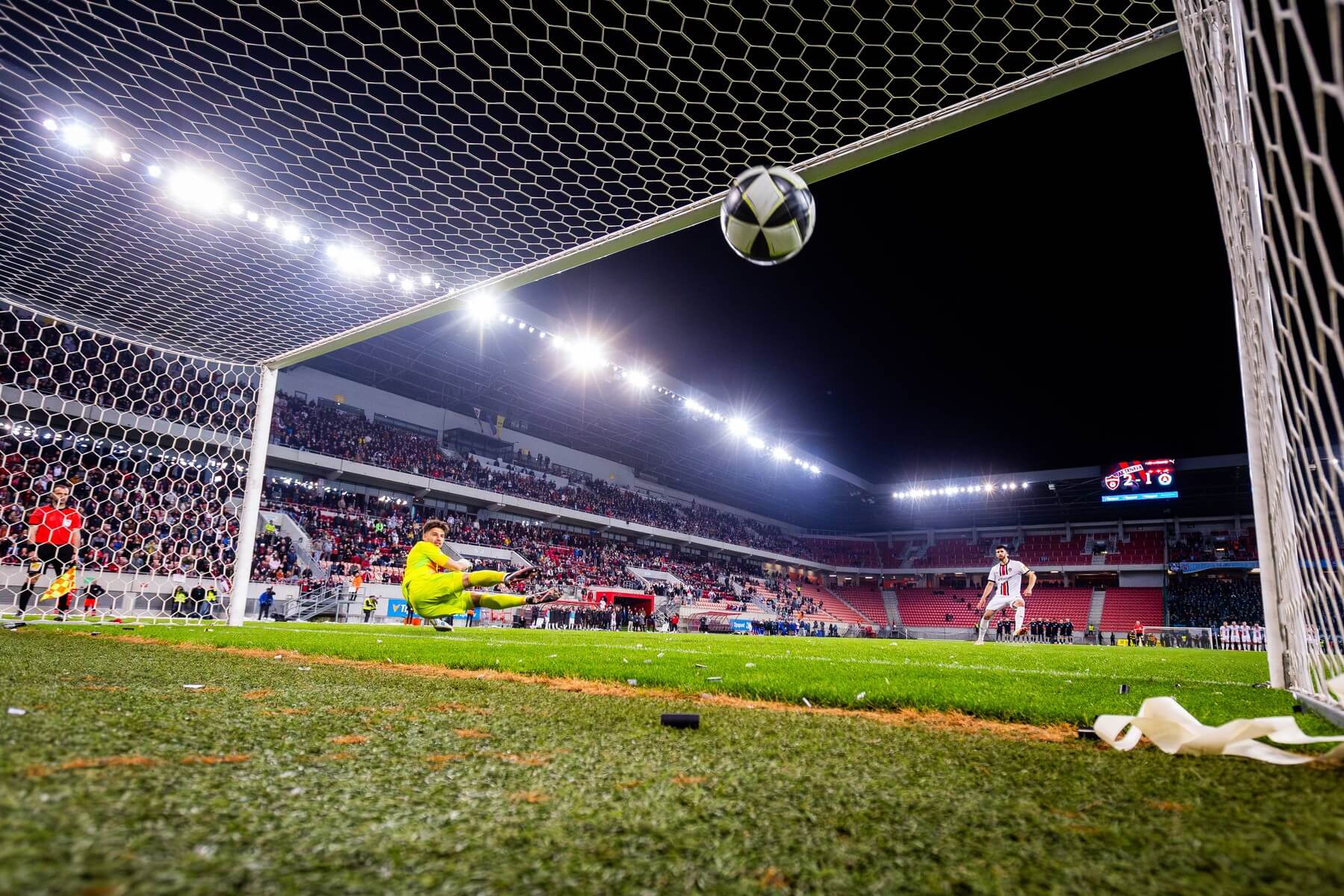 Adrian Zeljkovic premieňa penaltu proti Dominikovi Takáčovi