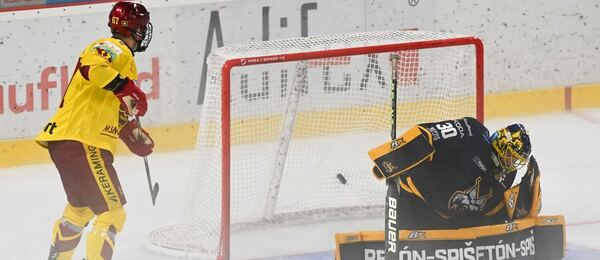 Zľava trenčiansky útočník Tomáš Záborský a brankár Spišiakov Denis Godla, ktorý inkasuje gól počas zápasu HK Dukla Trenčín vs. HK Spišská Nová Ves v 1. kole extraligovej sezóny 2024/25