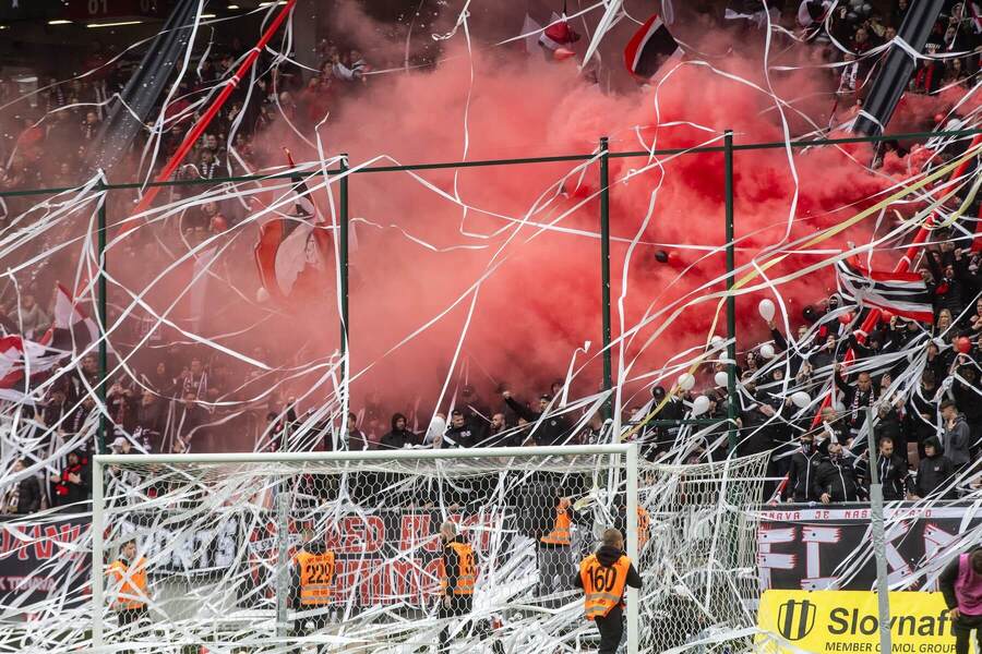 Atmosféra v hľadisku počas zápasu Trnava – Slovan