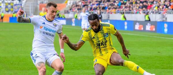 Denys Taraduda (Michalovce, v bielom) proti Zyenovi Jonesovi (Košice, v žltom)