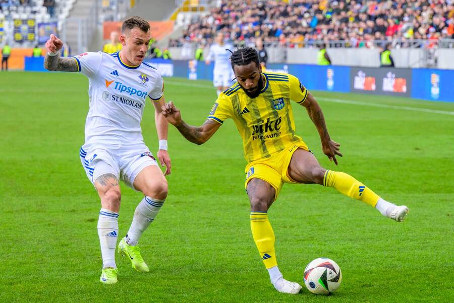 Denys Taraduda (Michalovce, v bielom) proti Zyenovi Jonesovi (Košice, v žltom)