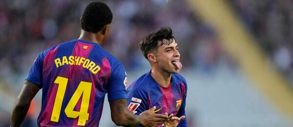 Pedri oslavuje gól Barcelony, vľavo Marcus Rashford.