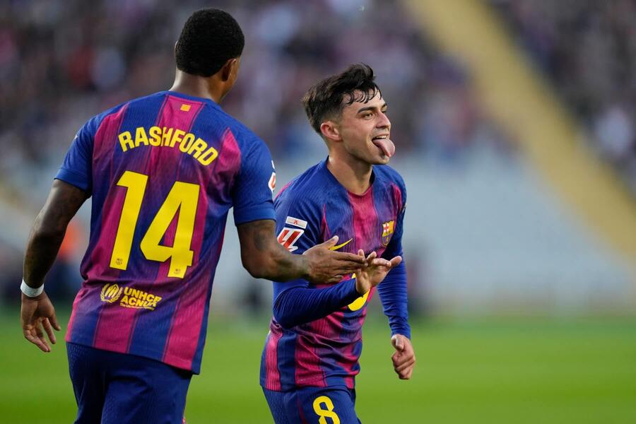 Pedri oslavuje gól Barcelony, vľavo Marcus Rashford.