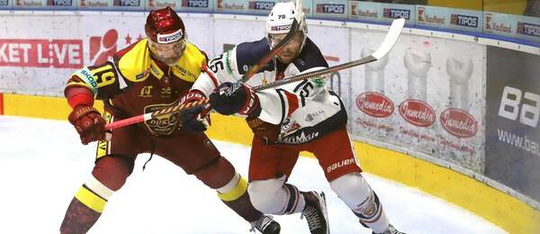 Obranca Dukly Trenčín Tomáš Starosta (vľavo) v súboji o puk s útočníkom Patrikom Marcinekom z tímu HKM Zvolen