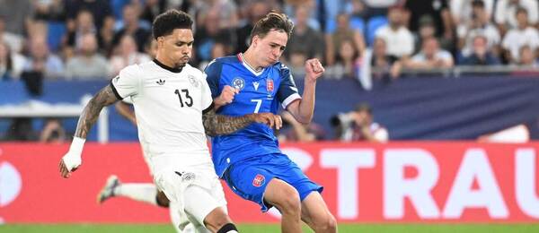  Leo Sauer v súboji s Nnamdi Collinsom z Nemecka