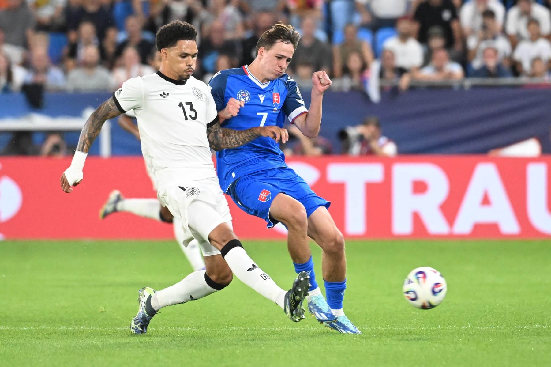 Leo Sauer v súboji s Nnamdi Collinsom z Nemecka