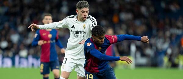 Súboj záložníka Realu Madrid Federica Valverdeho (vľavo) a pravého krídelníka Barcelony Lamine Yamala v zápase Real Madrid vs. FC Barcelona v rámci 11. kola La Ligy 2024/25 Súboj záložníka Realu Madrid Federica Valverdeho (vľavo) a pravého krídelníka Barcelony Lamine Yamala v zápase Real Madrid vs. FC Barcelona v rámci 11. kola La Ligy 2024/25