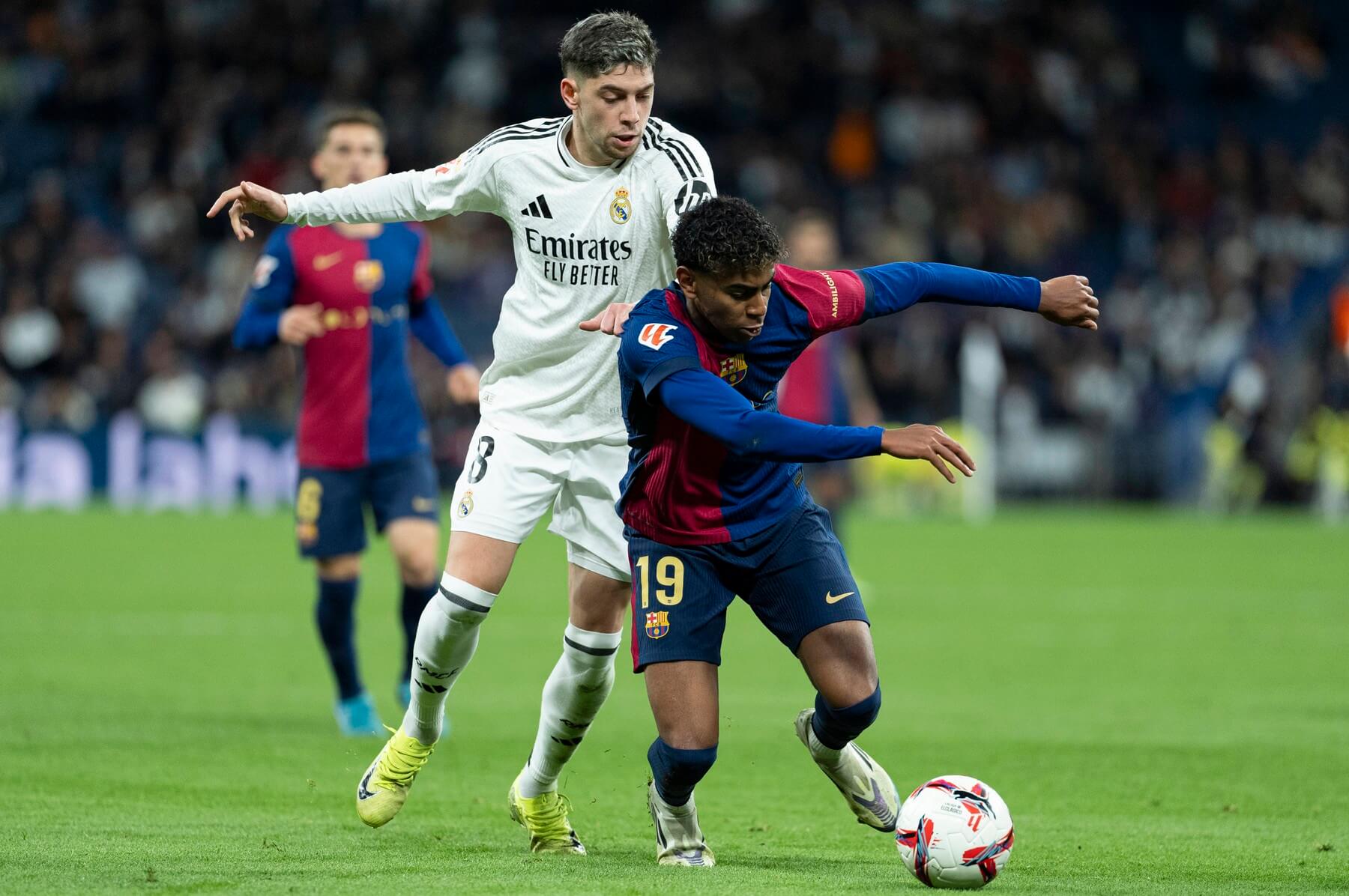 Súboj záložníka Realu Madrid Federica Valverdeho (vľavo) a pravého krídelníka Barcelony Lamine Yamala v zápase Real Madrid vs. FC Barcelona v rámci 11. kola La Ligy 2024/25 Súboj záložníka Realu Madrid Federica Valverdeho (vľavo) a pravého krídelníka Barcelony Lamine Yamala v zápase Real Madrid vs. FC Barcelona v rámci 11. kola La Ligy 2024/25