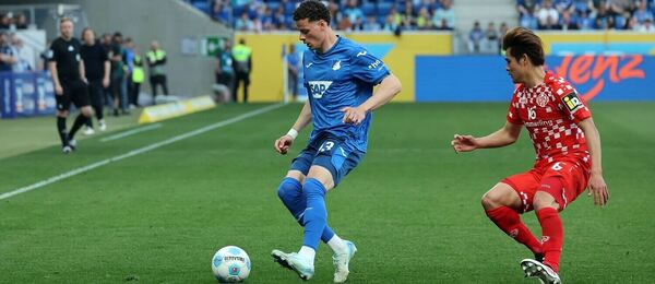 Erencan Yardimci (Hoffenheim, v modrom) vs. Kaishu Sano (Mainz 05, v červenom) 