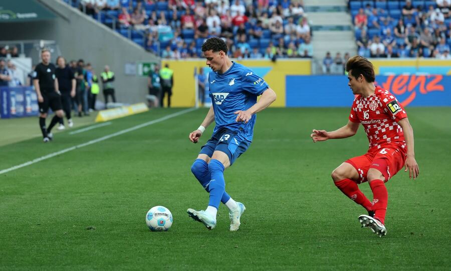 Erencan Yardimci (Hoffenheim, v modrom) vs. Kaishu Sano (Mainz 05, v červenom)