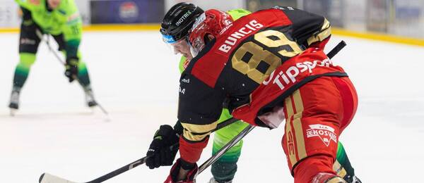 Súboj o puk v podaní útočníkov, vpredu zľava Ryder Korczak (Žilina), sprava Filips Buncis (Prešov) počas zápasu Vlci Žilina vs. HC Prešov v 3. kole Tipsport ligy 2025/26 Súboj o puk v podaní útočníkov, vpredu zľava Ryder Korczak (Žilina), sprava Filips Buncis (Prešov) počas zápasu Vlci Žilina vs. HC Prešov v 3. kole Tipsport ligy 2025/26