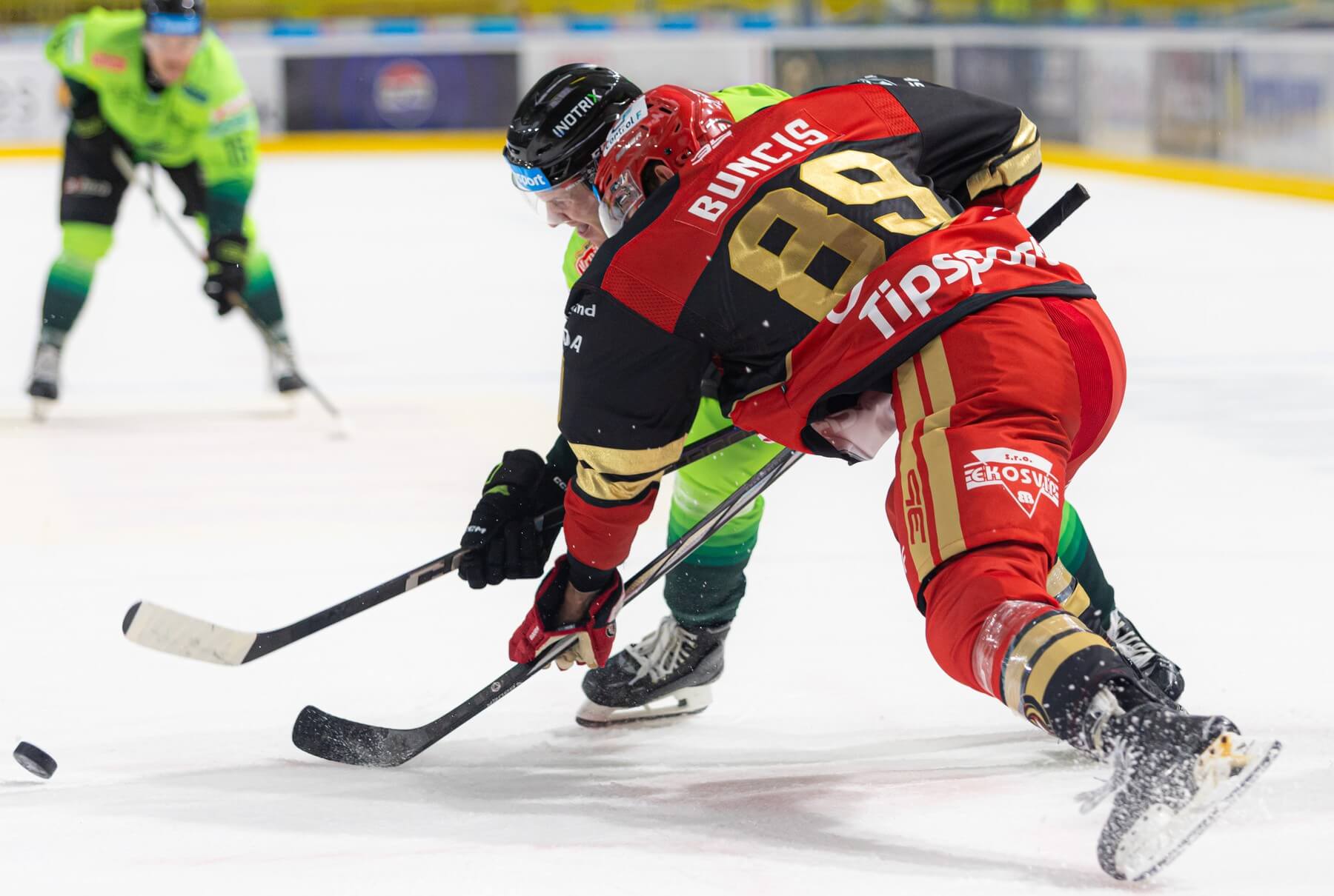 Súboj o puk v podaní útočníkov, vpredu zľava Ryder Korczak (Žilina), sprava Filips Buncis (Prešov) počas zápasu Vlci Žilina vs. HC Prešov v 3. kole Tipsport ligy 2025/26 Súboj o puk v podaní útočníkov, vpredu zľava Ryder Korczak (Žilina), sprava Filips Buncis (Prešov) počas zápasu Vlci Žilina vs. HC Prešov v 3. kole Tipsport ligy 2025/26