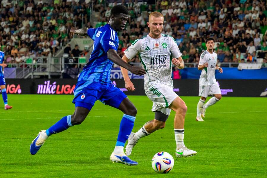 Alasana Yirajang (Slovan) a Michal Sipľak (Prešov) Alasana Yirajang (Slovan) a Michal Sipľak (Prešov)