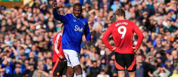 Abdoulaye Doucoure (Everton) sa teší z gólu v sieti Manchestru United