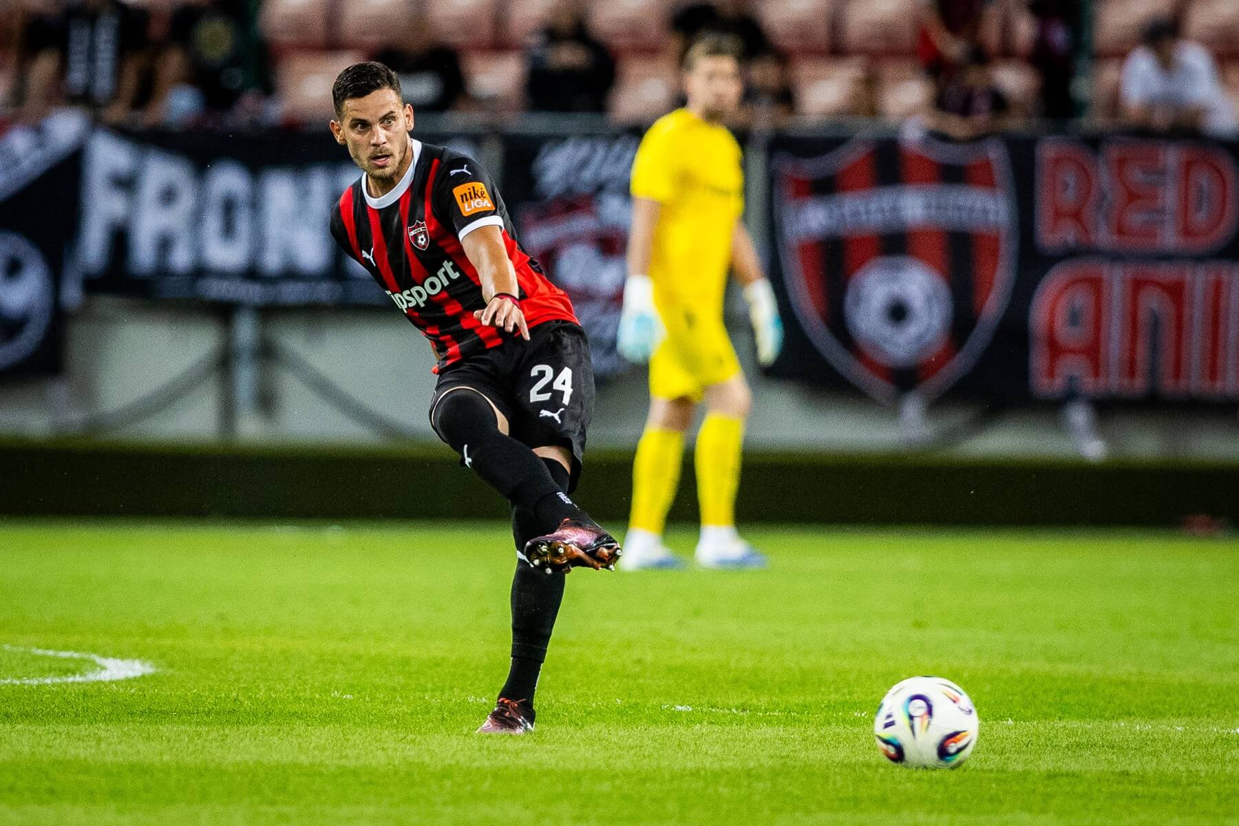 Bude mať dnes trnavský obranca Kristián Koštrna a jeho spoluhráči v ligovej dohrávke 4. kola proti Košiciam radosť z konečného výsledku? Bude mať dnes trnavský obranca Kristián Koštrna a jeho spoluhráči v ligovej dohrávke 4. kola proti Košiciam radosť z konečného výsledku?