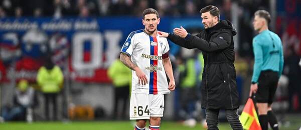 Michal Gašparík udeľuje pokyny Erikovi Janžovi