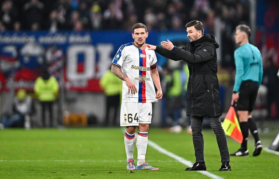 Michal Gašparík udeľuje pokyny Erikovi Janžovi