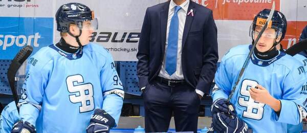 Na fotografii hráči HC Slovan Bratislava: zľava Jonáš Peterek a Dominik Jendek, v strede tréner Brad Tapper.
