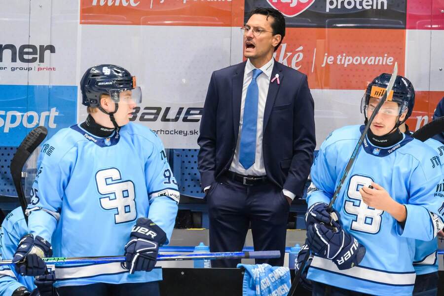 Na fotografii hráči HC Slovan Bratislava: zľava Jonáš Peterek a Dominik Jendek, v strede tréner Brad Tapper.