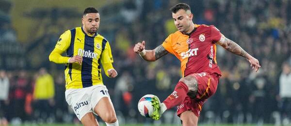 Youssef En-Nesyri (vľavo, Fenerbahce) proti Abdulkerimovi Bardakcimu (Galatasaray)