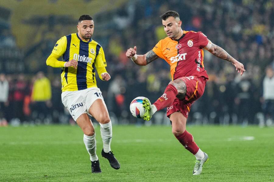 Youssef En-Nesyri (vľavo, Fenerbahce) proti Abdulkerimovi Bardakcimu (Galatasaray)